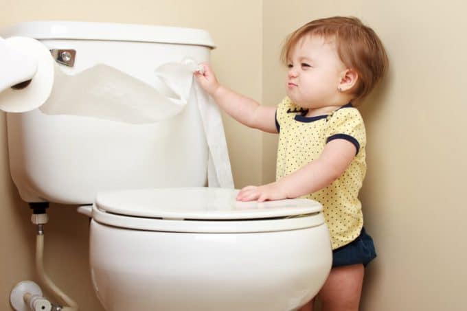 Störrisches Baby zieht Toilettenpapier | © panthermedia.net /markcarper