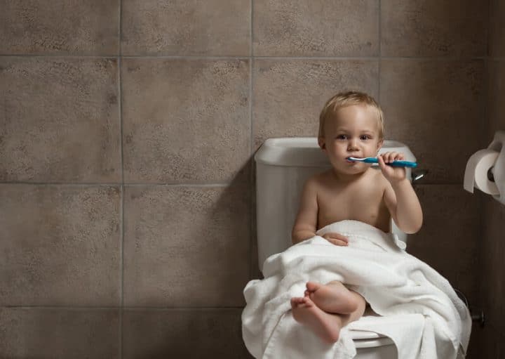 Kind putzt sich die Zähne | © panthermedia.net /denisovdmitry