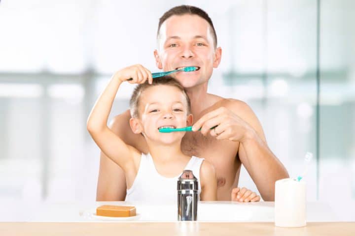 Kind und Vater putzen sich gegenseitig die Zähne | © panthermedia.net /info.zonecreative.it