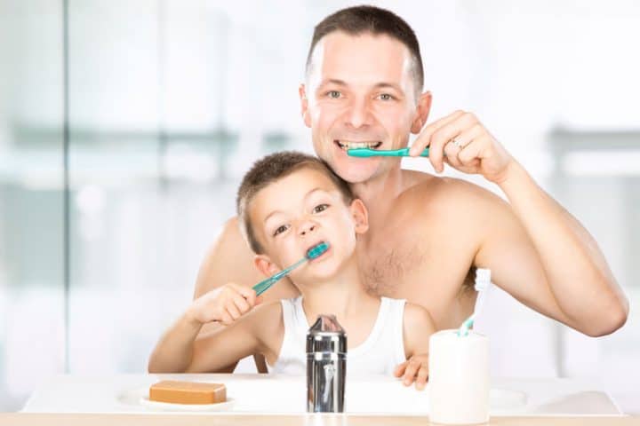 Vater und Sohn putzen sich die Zähne | © panthermedia.net /info.zonecreative.it