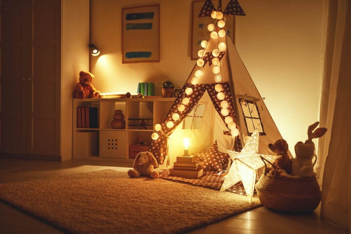 Richtige Beleuchtung im Kinderzimmer | © PantherMedia / evgenyataman