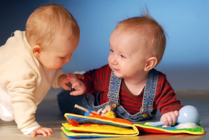 Auch das Spielen mit Gleichaltrigen steht im Mittelpunkt der Entwicklung Deines Babys mit 6 Monaten.